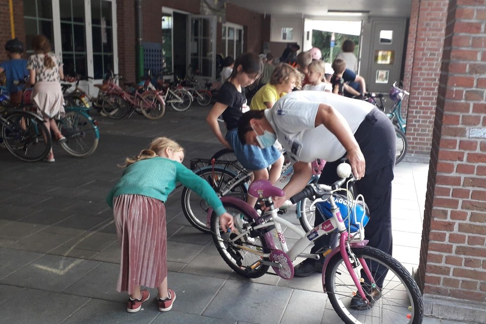 Alle fietsen werden aan een grondige politiecontrole onderworpen in GBS De Sleutelbloem.