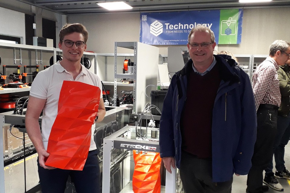 Burgemeester Gaston Van Tichelt (CD&V) is trots op jonge en innovatieve ondernemers zoals Gianni Scoponi van GS Technology in Essen. 