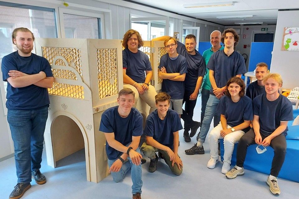 De leerlingen Houtbewerking uit het zevende jaar bso van het VTI Lier .