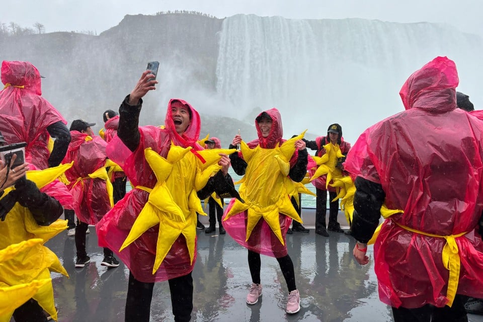 Ook aan de Niagara Falls, op de grens tussen de VS en Canada, scheert de zonsverduistering-gekte hoge toppen