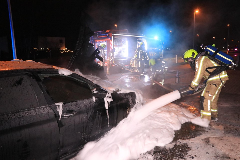 De brandweer kon niet voorkomen dat het voertuig helemaal uitbrandde. 