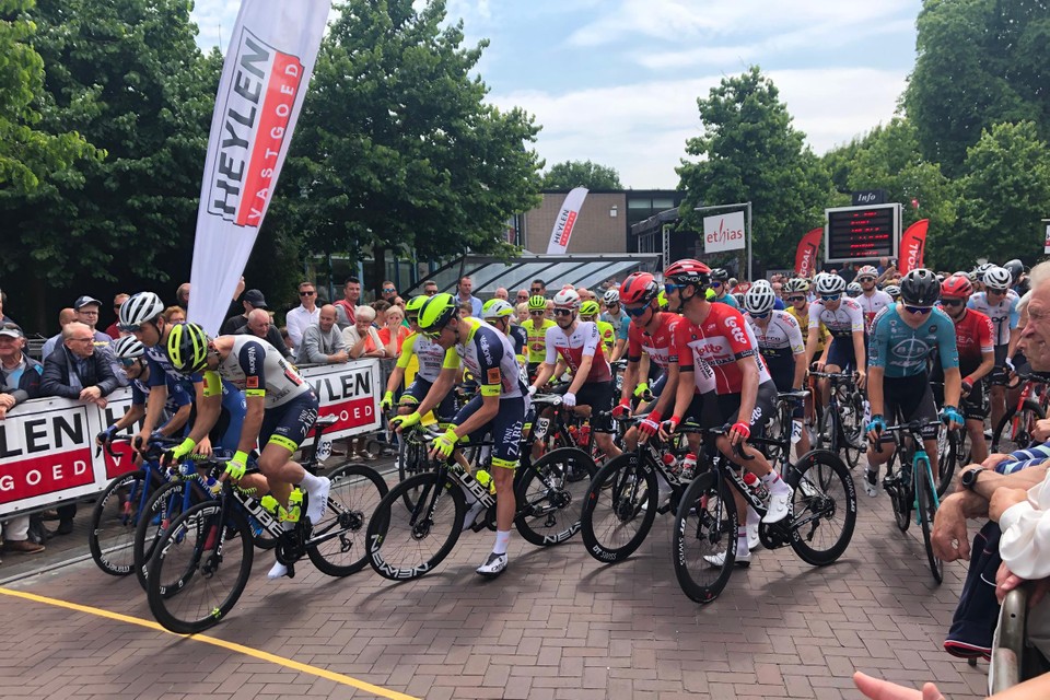 De  renners van de Heistse Pijl starten op zaterdag 3 juni weer aan het gemeentehuis in Vosselaar.