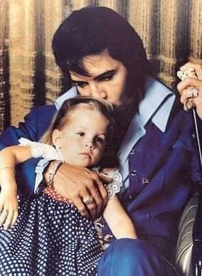 De foto van Elvis en Lisa Marie, die bij Sylvain aan de schouw hangt. Deze foto zat ook in de portefeuille toen Elvis stierf. 
