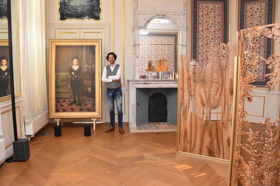 Directeur Koen De Vlieger bij het portret van Léon-Leopold d‘Ursel; op de voorgrond een kamerscherm van Clothilde Gosset. 