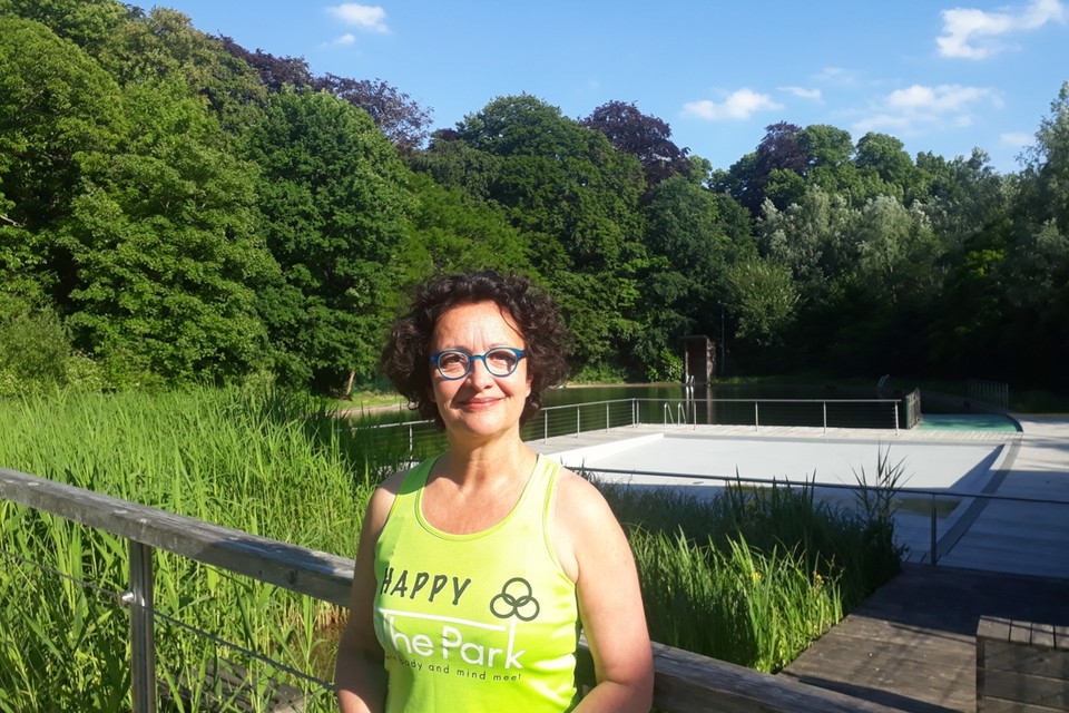 Sigrid Spruyt bij de zwemvijver van het Boekenbergpark 