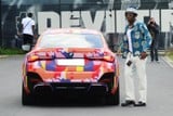thumbnail: Michy Batshuayi valt op met zijn kleurrijke outfit én BMW.