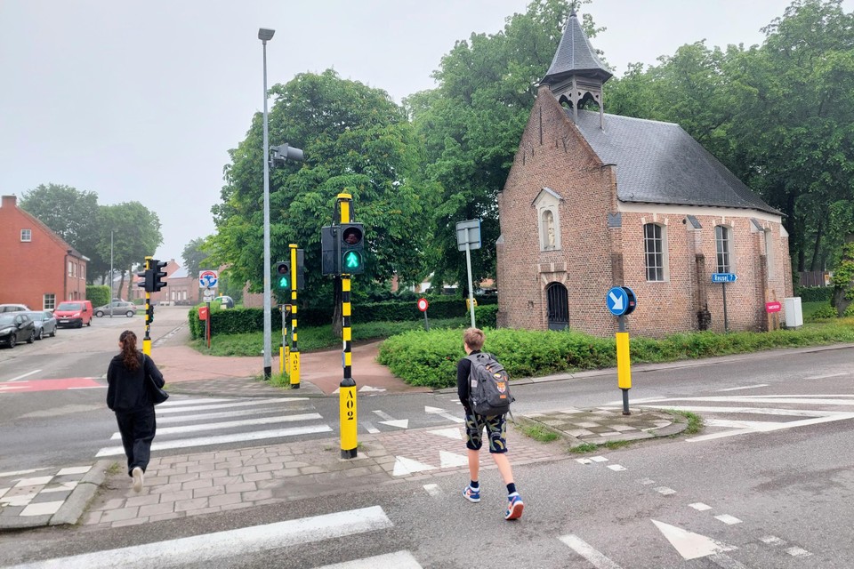 Op het kruispunt aan de kapel krijgen fietsers en voetgangers uit alle richtingen voortaan tegelijk groen licht om over te steken.