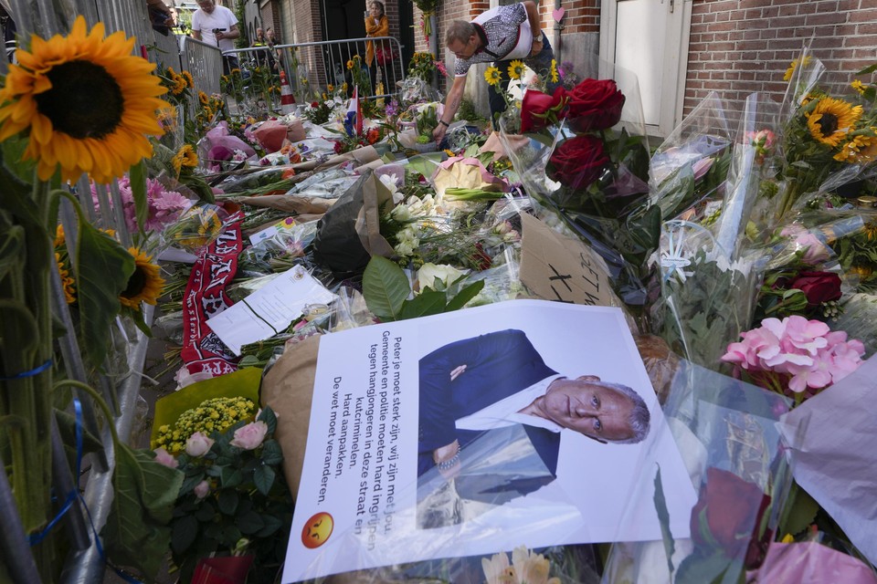Massa’s bloemen op de plek in Amsterdam waar de misdaadreporter werd neergeschoten. 