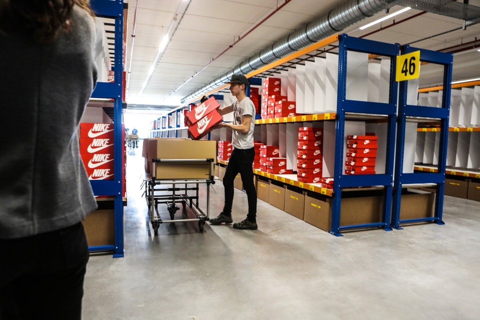 zweer Heerlijk Bounty Nike-werknemers stelen kledij en schoenen tijdens werkuren (Laakdal) |  Gazet van Antwerpen Mobile