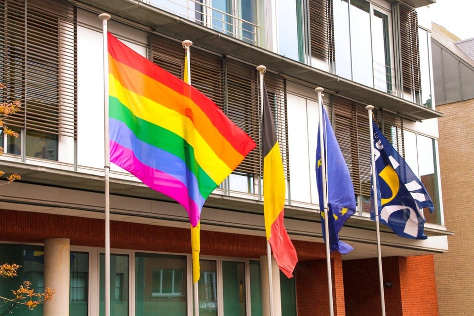 De gemeente Putte hees maandag de regenboogvlag aan het gemeentehuis