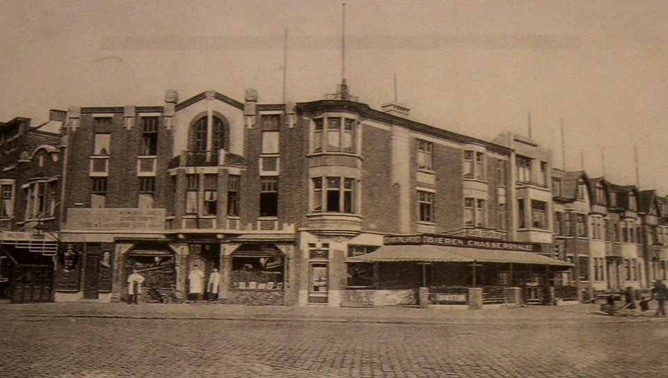 Café Monico in het hoekgebouw in 1938. 