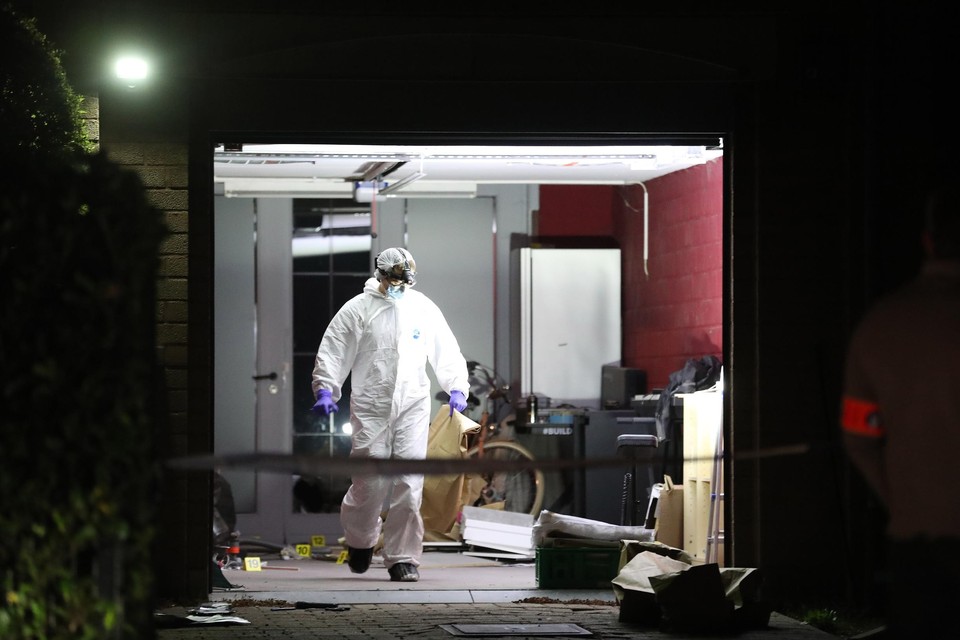 De garage in de Dennenlaan werd onderzocht op sporen.