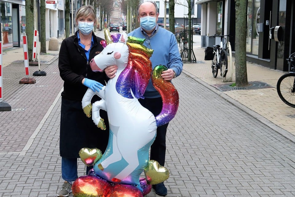 Carmelo Arcidiacono van schoenenzaak Scalini en Gudrun De Roose van De Kaaspoort zijn maar twee van de vele handelaars die de Paalstraat hebben omgedoopt tot Eenhoornstraat.