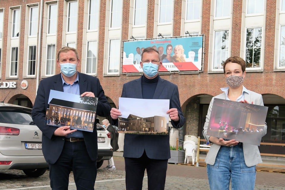 Burgemeester Maarten De Veuster (links) met schepenen Paul De Swaef en Charlotte Klima: apetrots op de nu concrete toekomstperspectieven voor de Forumgebouwen, te herkennen op de achtergrond.