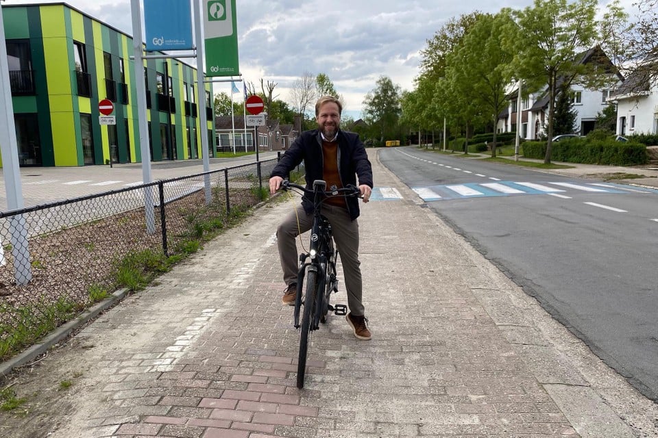 Schepen Geert Antonio (N-VA) op het fietspad in de Predikherenhoevestraat.