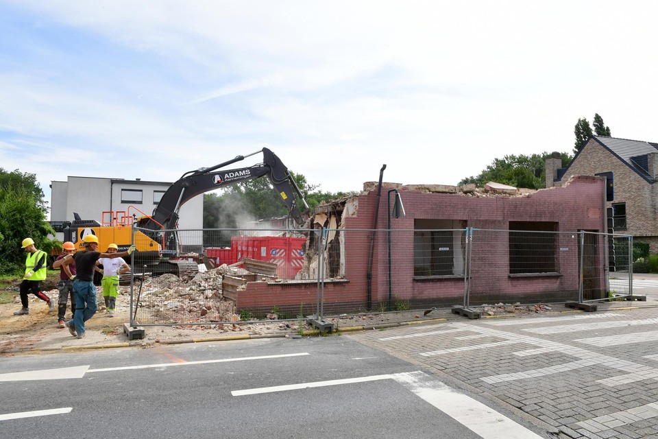 De woningen op de hoek van de Wommelgemsteenweg en Eikenlaan zijn intussen verdwenen.