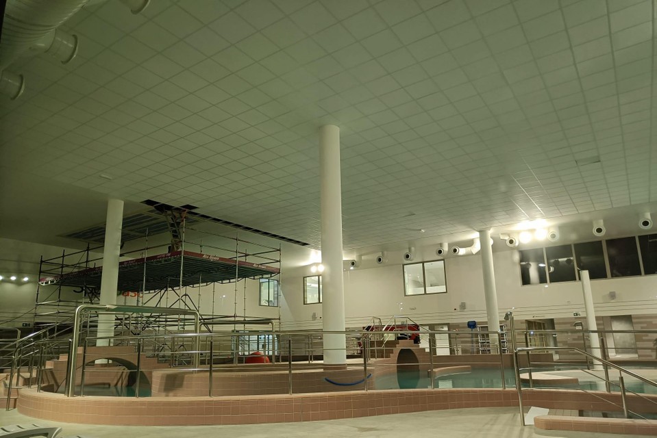 Enkele panelen van het plafond waren losgekomen.