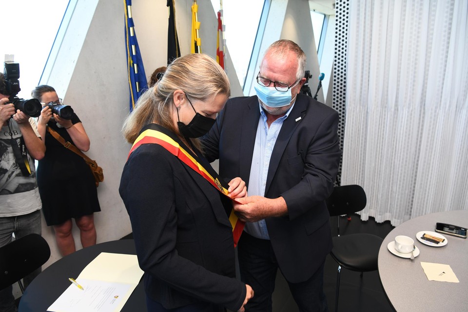 Leen Wouters krijgt alvast de burgemeesterssjerp van haar voorganger Ivo Wynants. 