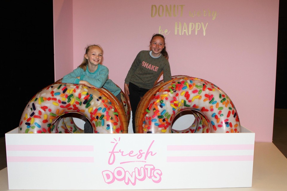 Lisse Vandevoort en Lotte Smet poseren tussen donuts.