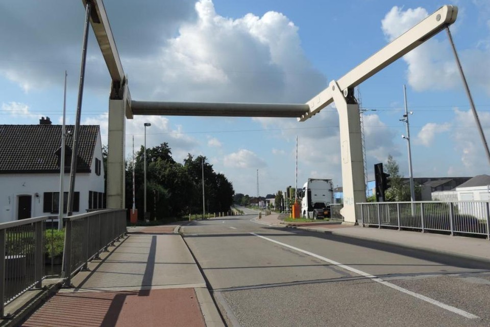 De ophaalbrug blijft gesloten voor het verkeer tot 30 augustus.
