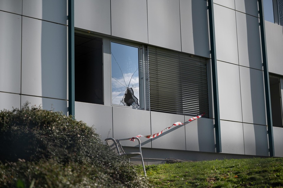 Das alte Hotel wurde durch das dort ausgebrochene Feuer schwer beschädigt. 