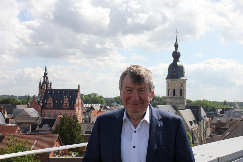 Luc De Ryck op het dak van het administratief centrum van de gemeente, het oude Boelwerfgebouw, met achter het centrum van Temse, de torens van de kerk (rechts) en het gemeentehuis.