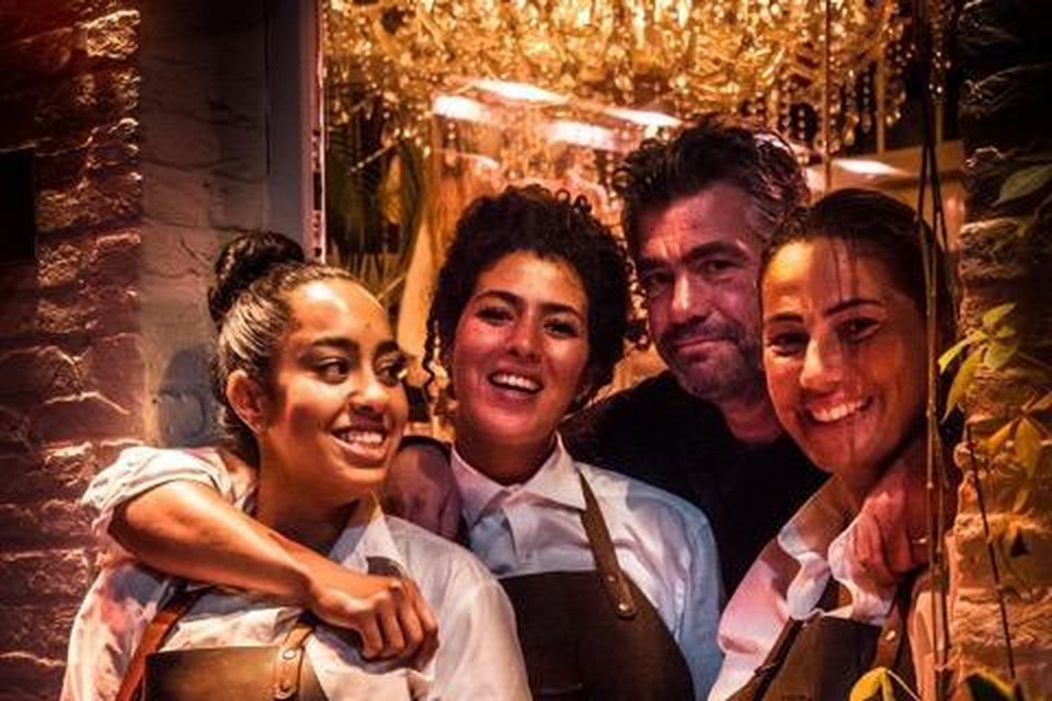 Mike Vlasman (tweede van rechts), uitbater van restaurant De Peerdestal in Antwerpen: “In de eerste week van mei zijn we al voor driekwart volgeboekt.”