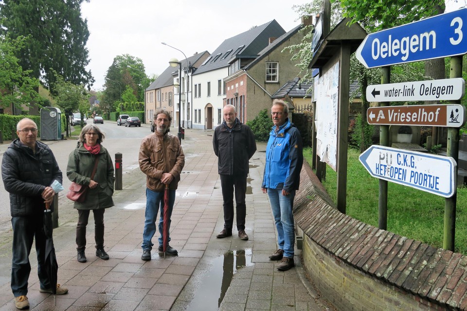 Michel Godderis, Lieve Sysmans, Peter Lembrechts, Luc Thomaere en Guy Dengler van het bewonerscomité, met op de achtergrond de Puttenhoflaan, waar het voetpad zal verschrompelen en er te weinig wordt gedaan aan het doorgaand zwaar vrachtverkeer.