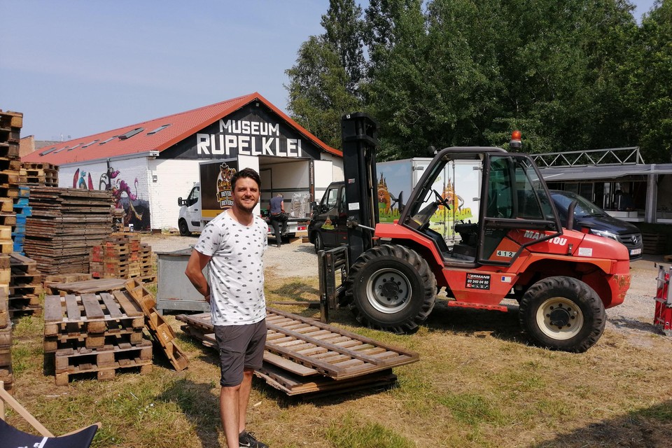 Thomas Wuyts wil deze week nog zijn zomerbar klaar hebben.