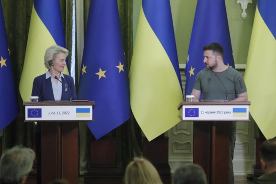 EU-Commissievoorzitter Ursula von der Leyen en president Volodymyr Zelensky op de persconferentie na afloop van haar tweede bezoek. 