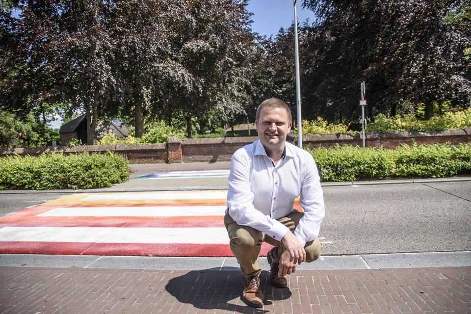 Schepen Bart Vanmarcke aan de oversteekplaats op de Waversesteenweg