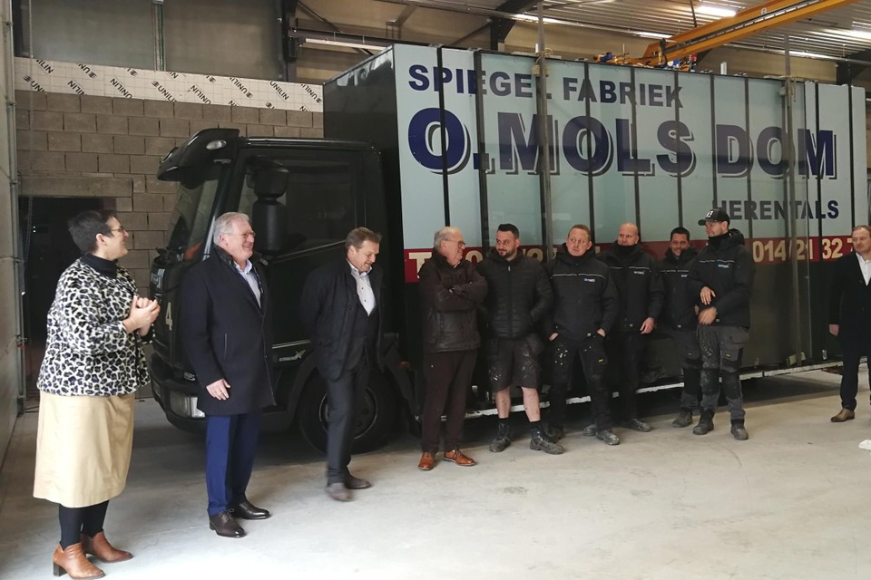 Historie en toekomst: een karakteristieke vrachtwagen van ‘Spiegelfabriek O. Mols-Dom’ staat in de gloednieuwe hal van OMD Glaswerken in Herentals gestationeerd. 