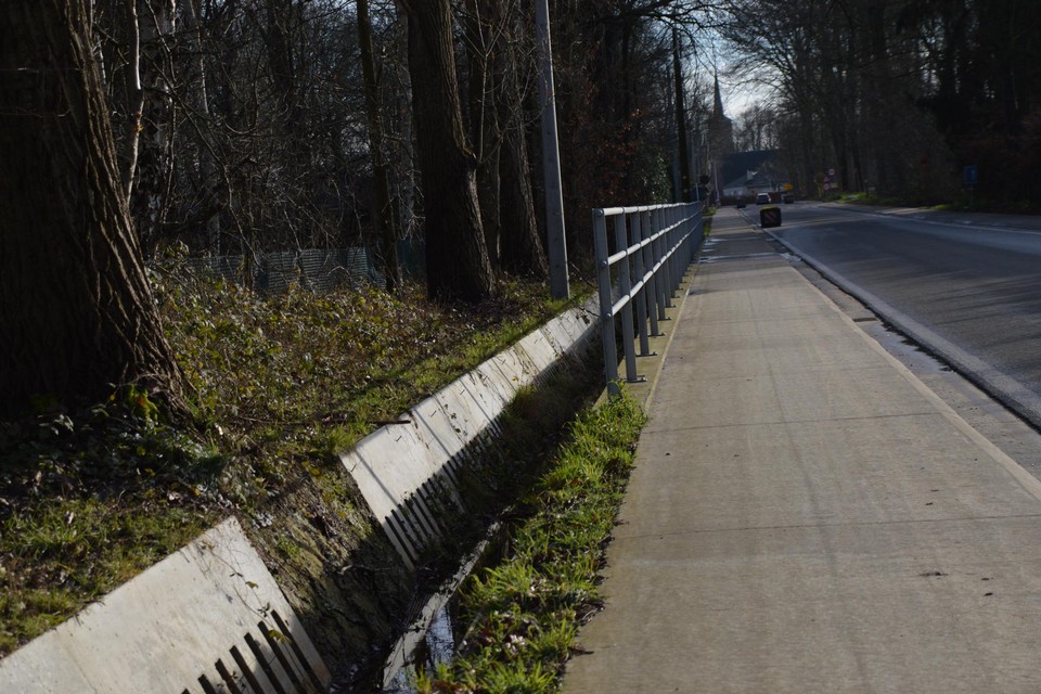 De balustrade naast de diepe beek zal worden verlengd.