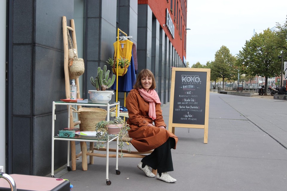 Veerle heeft haar winkel recht tegenover de aanlegsteiger van de bootjes.