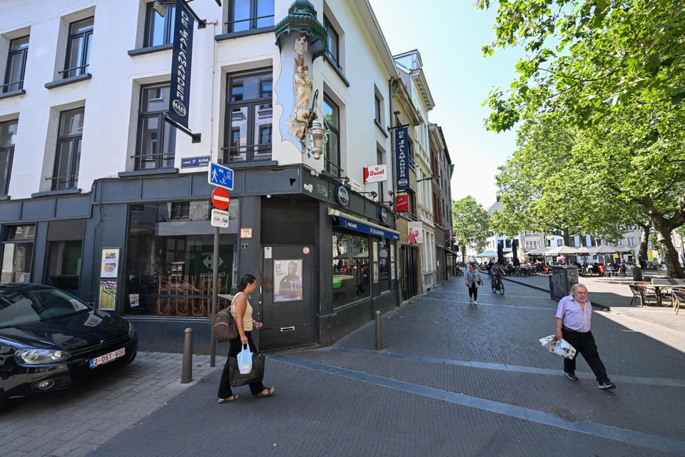 Studentencafé De Salamander, op de hoek van de Lange Sint-Annastraat en de Ossenmarkt