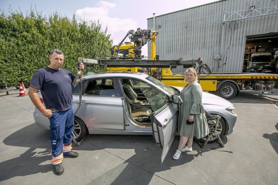 Christof Nijs en zijn echtgenote Sofie Van den Brande bij een wagen die hun de takeldienst CNS heeft opgehaald in het getroffen gebied. De meeste wagens worden in een garage in de omgeving geplaatst, deze moest mee naar Lier.  