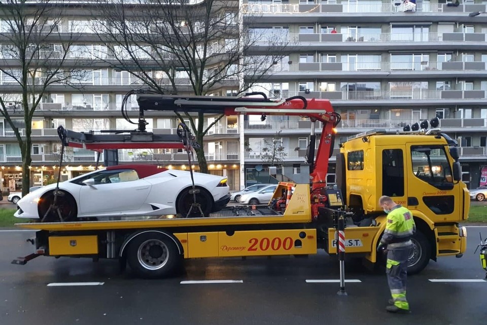 De Antwerpse politie heeft zaterdag een luxewagen in beslag genomen op de Plantin en Moretuslei in Borgerhout. 