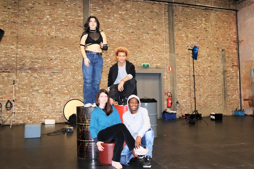 Lien en Emmanuel (vooraan) met twee dansers.