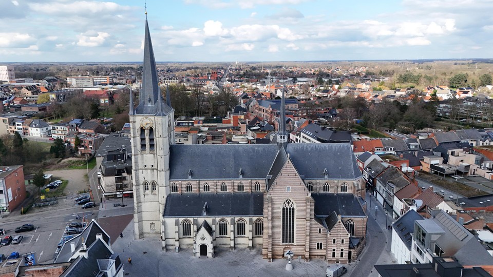 De vieringtoren midden op de kruising van de Sint-Amandskerk in Geel is in slechte staat en wordt opgeknapt.