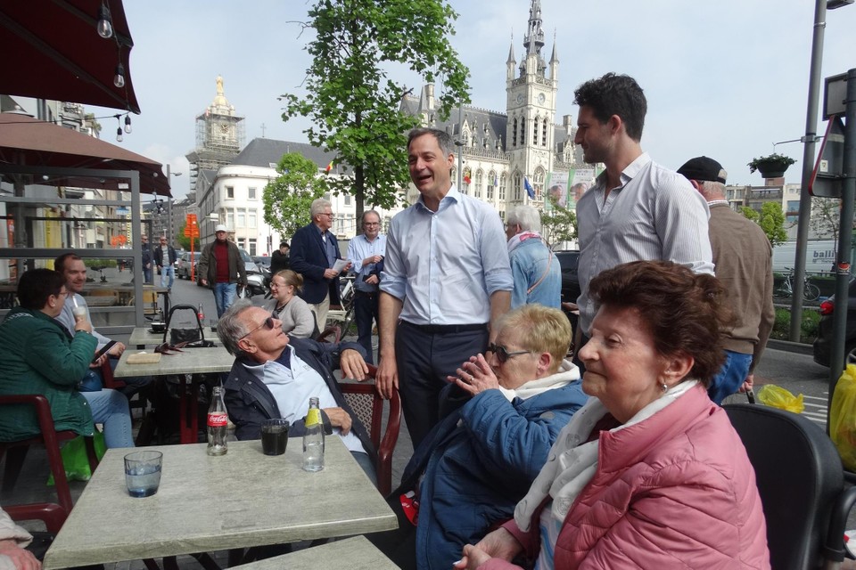 Premier Alexander De Croo en Vince Van Nuffel gingen gretig in gesprek met de Sint-Niklazenaren tijdens de donderdagse markt.