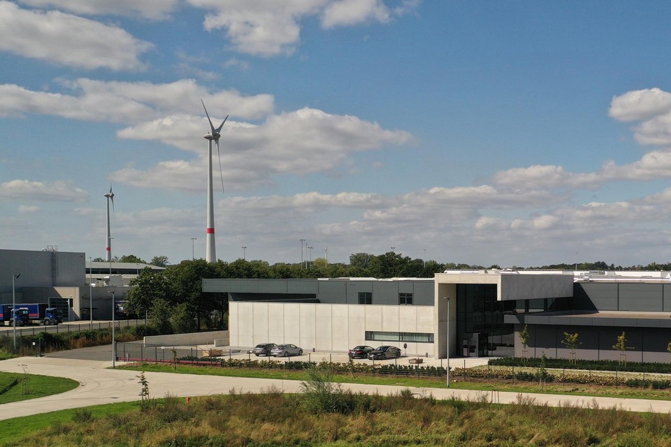 Naast de drukkerij komt tegen eind volgend jaar een windturbine.