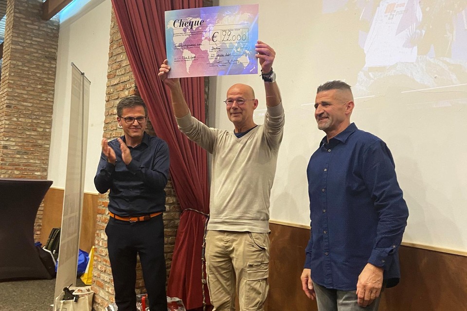 Move to Sport-voorzitter Paul Van Asch is in de wolken met de 22.000 euro die Steven Boets (links) en Guy Bleyen bij mekaar wisten te halen.