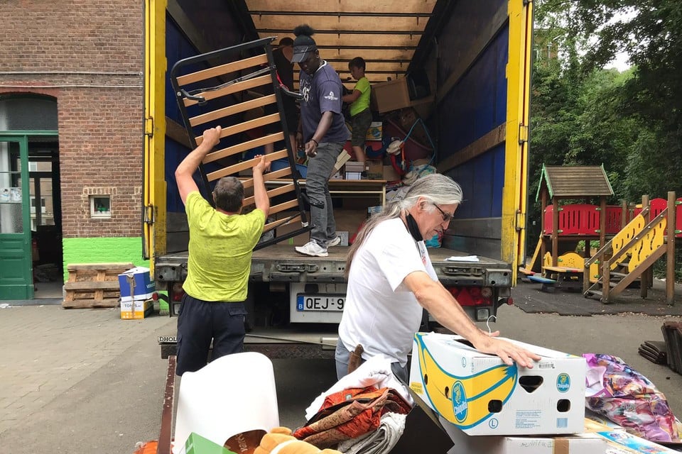 Mensen uit Verviers helpen bij het leegmaken van de vrachtwagen.