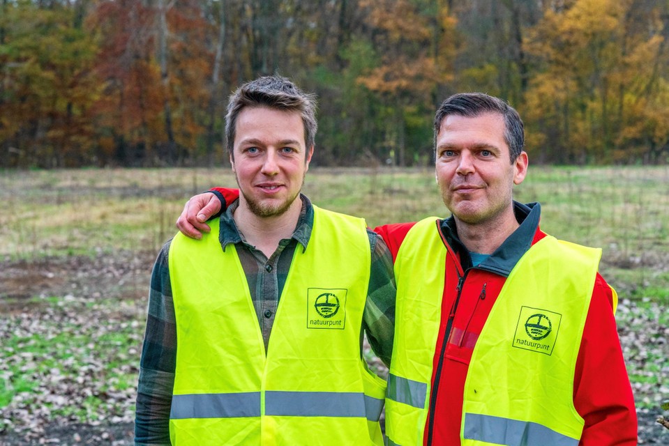 Conservator Roel Schrauwen en Mario Engels van het nieuwe beheerteam in Stuivenberg. 
