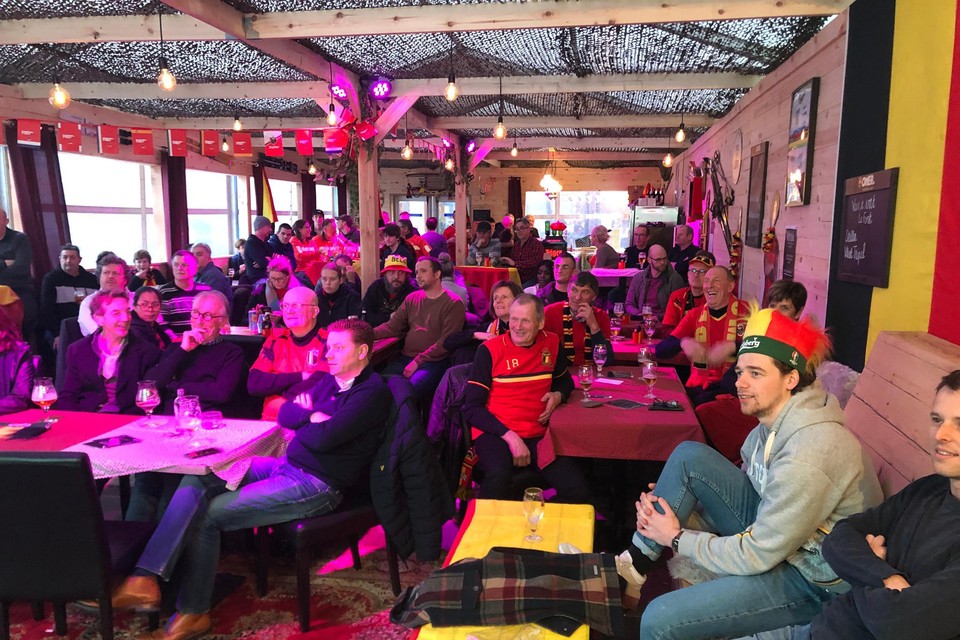 Supporters zagen in een goedgevulde wintertent van café De Pit in Kasterlee de Rode Duivels afscheid nemen van het WK. 