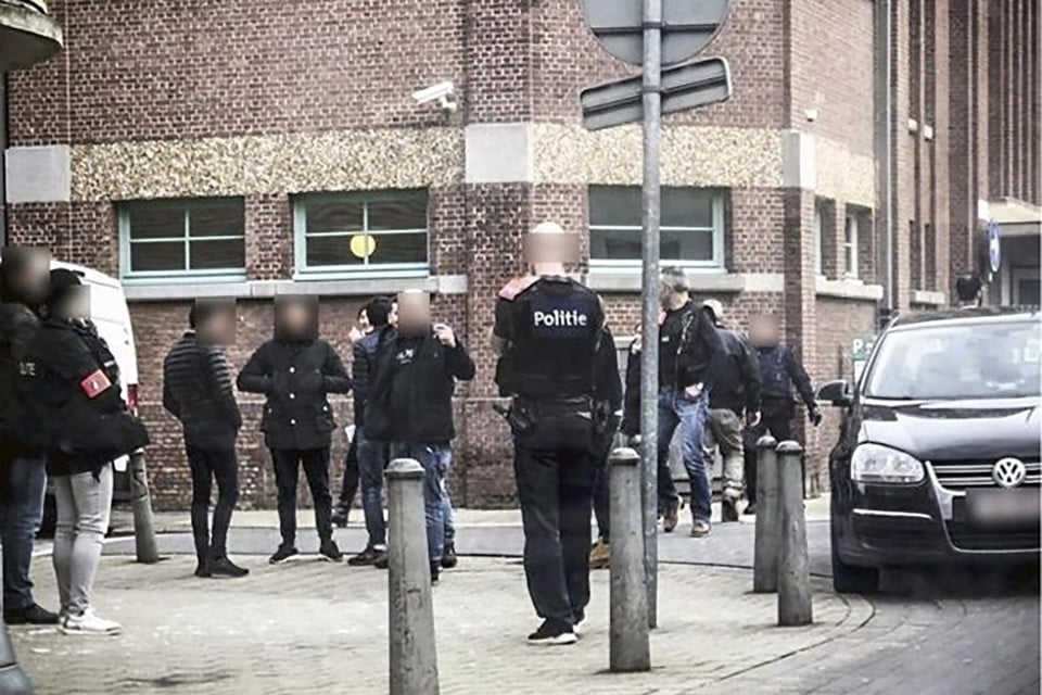 De politie tijdens de invallen in 2019 in Antwerpen-Noord. 