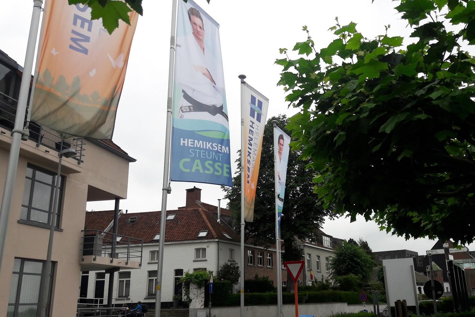 Onder meer aan het veer in Hemiksem hangen de vlaggen te wapperen.