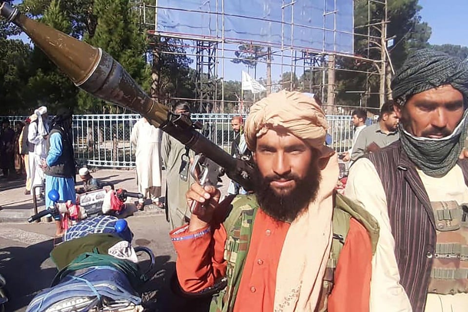 Een talibanstrijder met een draagbare granaatwerper, in Herat. 