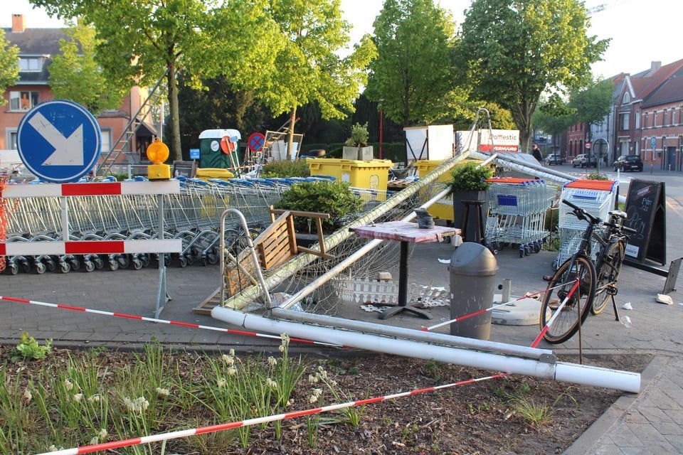Na ‘Poortje Pik’ ligt de centrale rotonde traditiegetrouw vol met weggenomen spullen. Er werd zelfs een voetbaldoel tot op de rotonde gesleept. 