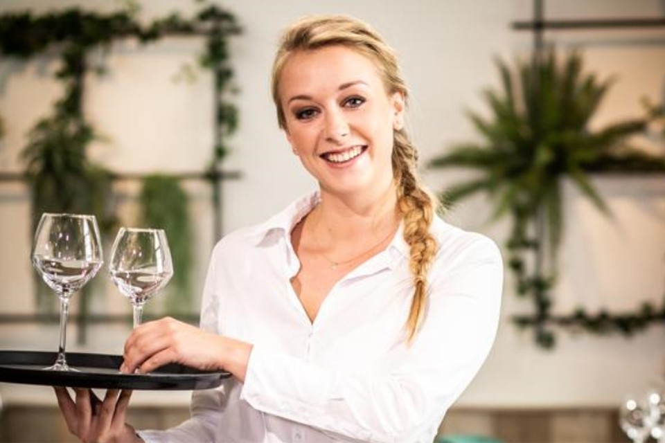 Leena Van Loon bedient de vrijgezellen in het First Dates-restaurant. 